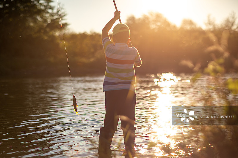 钓到第一条鱼图片素材