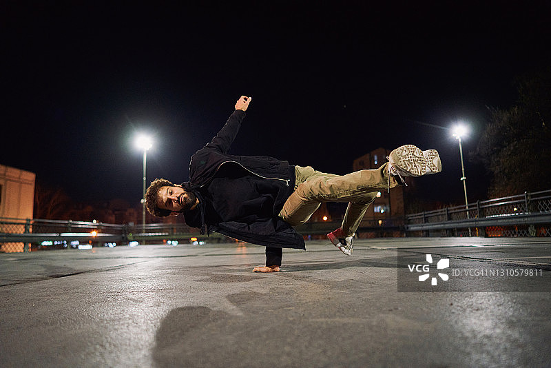 年轻的现代霹雳舞者表演精彩的舞蹈技巧图片素材