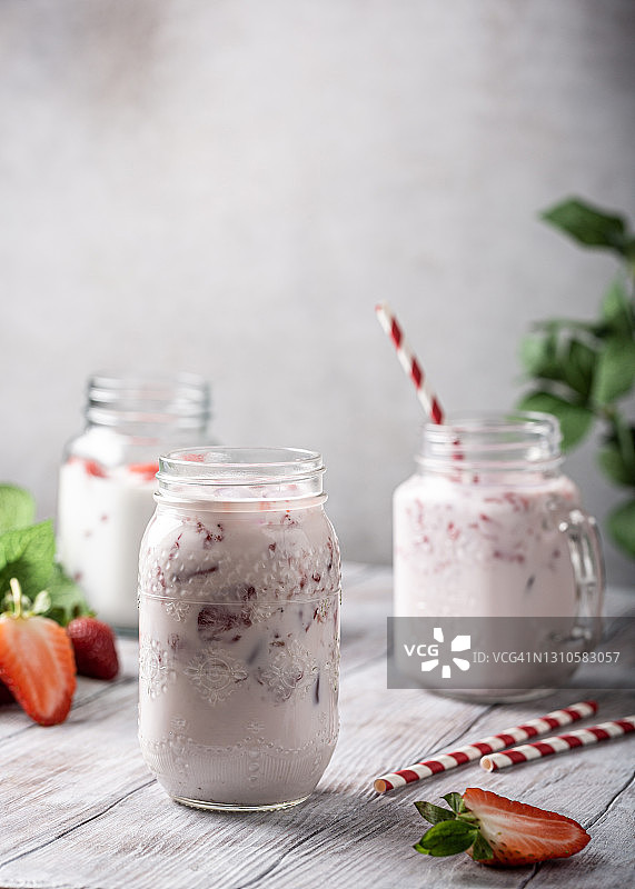 玻璃罐装草莓冰沙或奶昔，健康早餐或午餐概念图片素材