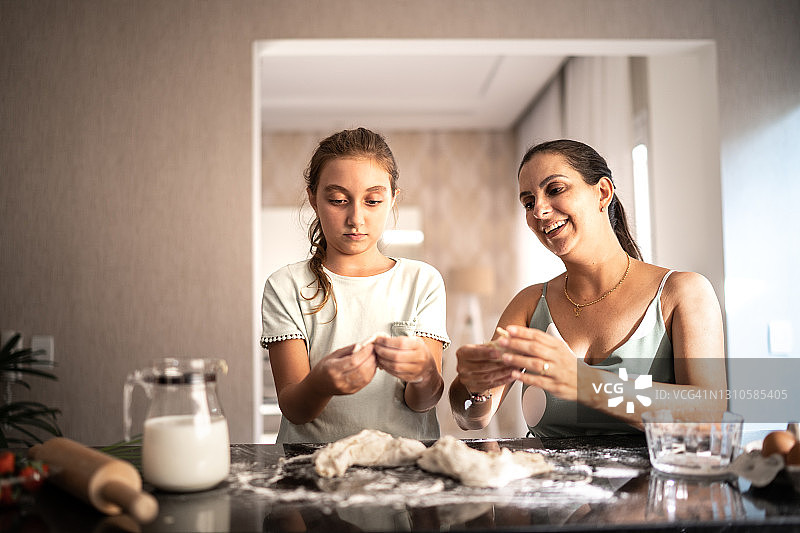 母女在家一起烘焙面包图片素材