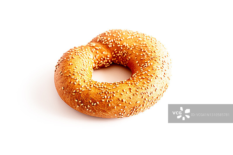 白色背景上，孤立的新鲜出炉的芝麻贝果面包图片素材