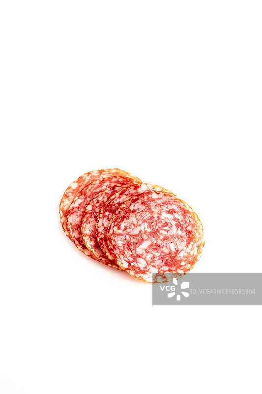 白色背景上的切片萨拉米香肠图片素材