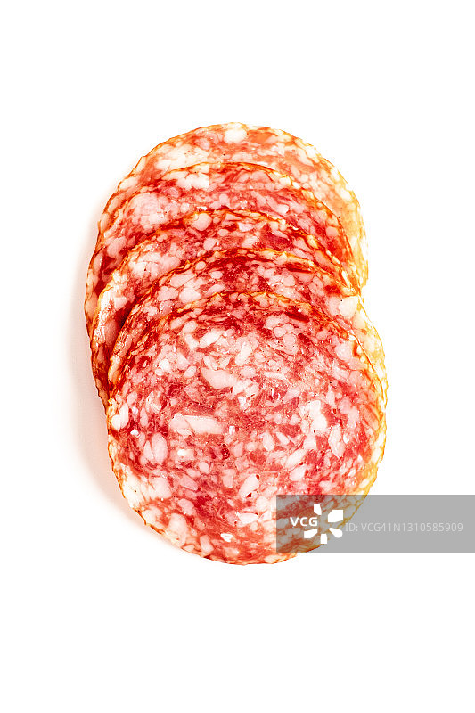 白色背景上的切片萨拉米香肠图片素材