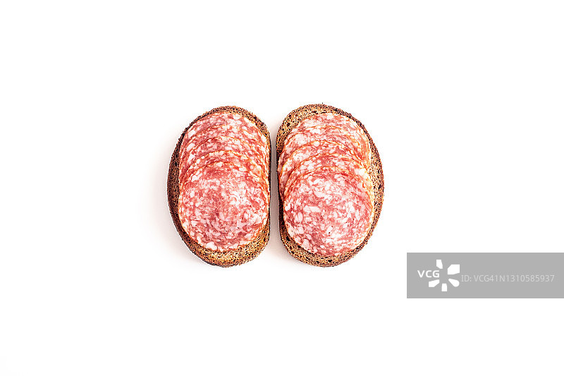 白色背景上的黑麦面包切片萨拉米香肠图片素材