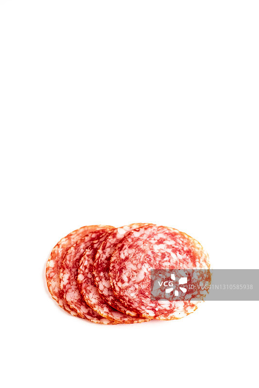 白色背景上的切片萨拉米香肠图片素材