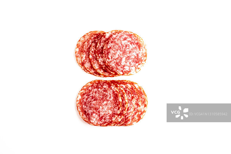 白色背景上的切片萨拉米香肠图片素材