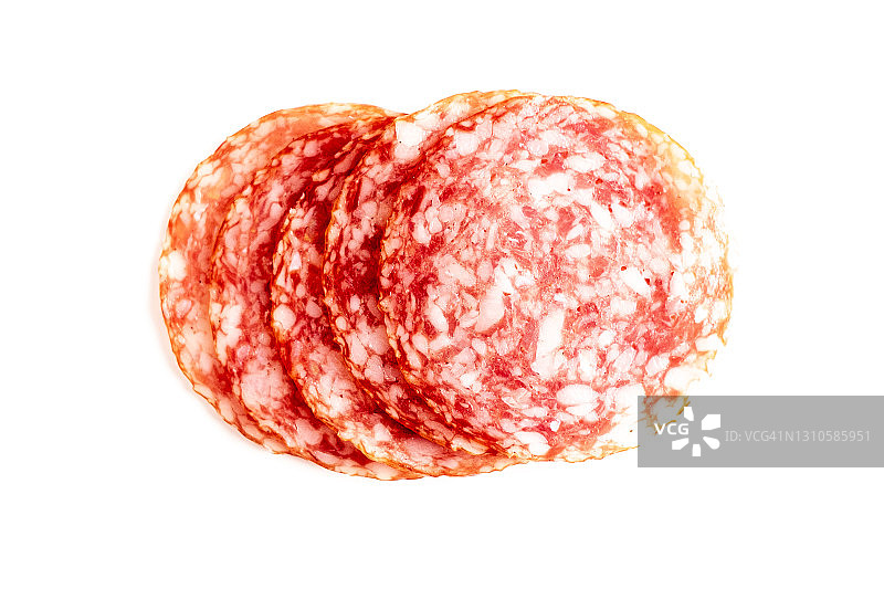 白色背景上的切片萨拉米香肠图片素材