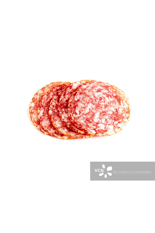 白色背景上的切片萨拉米香肠图片素材