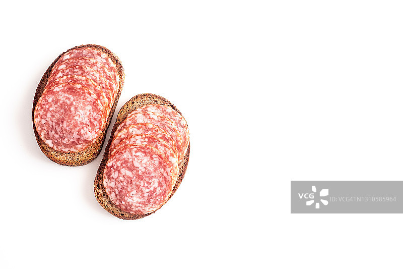 白色背景上的黑麦面包切片萨拉米香肠图片素材