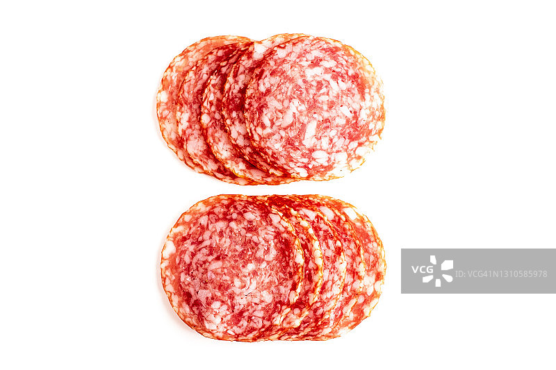 白色背景上的切片萨拉米香肠图片素材