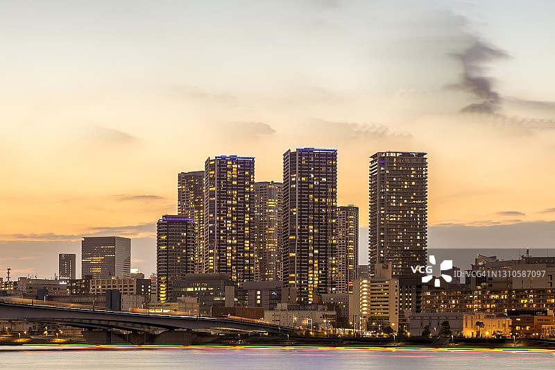 日本丰洲海滨地区的东京日落天际线图片素材