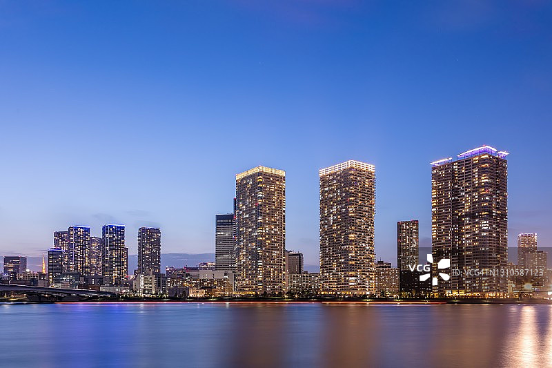 日本丰洲海滨地区的东京夜景天际线图片素材