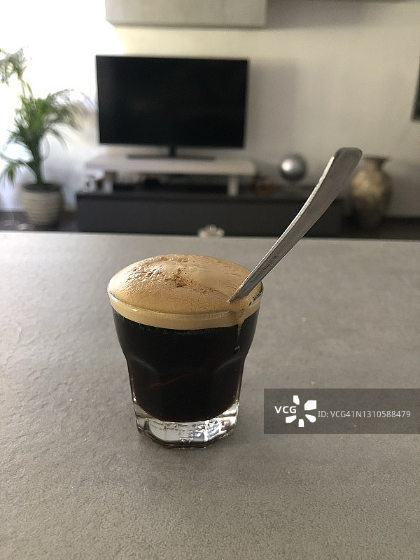 玻璃杯装意式浓缩咖啡图片素材
