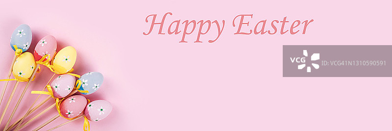 粉色背景上的彩色复活节彩蛋banner图片素材