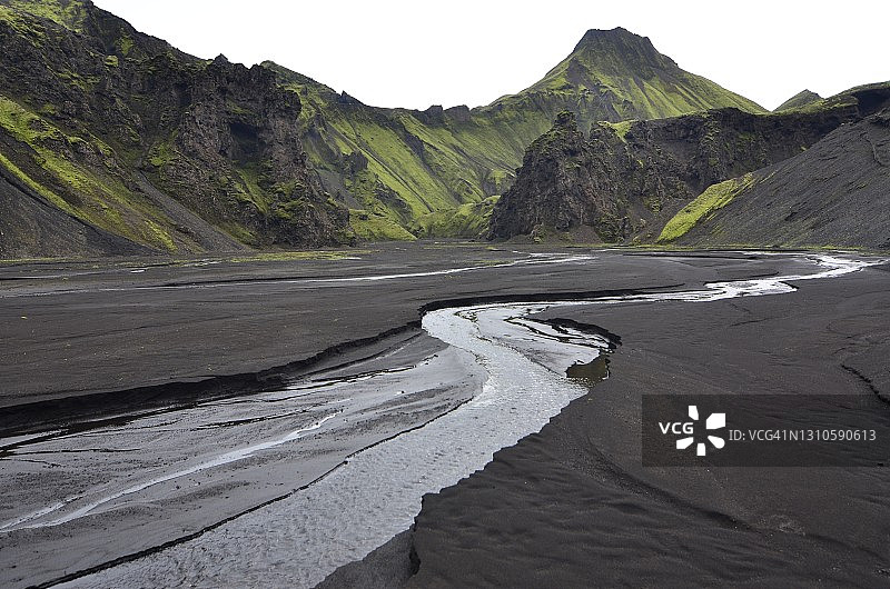 冰岛火山峰和辫状溪流图片素材