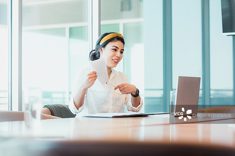 女商人通过视频会议进行演示图片素材