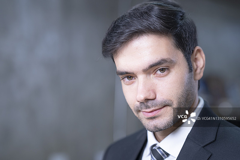 办公室里微笑的男领导特写图片素材