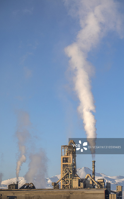 工厂烟囱排放的浓烟污染空气图片素材