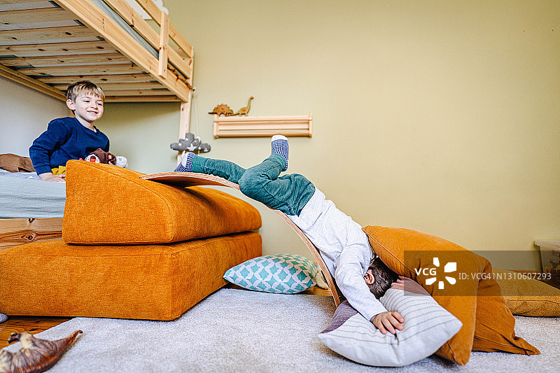 游戏室里的临时滑梯图片素材