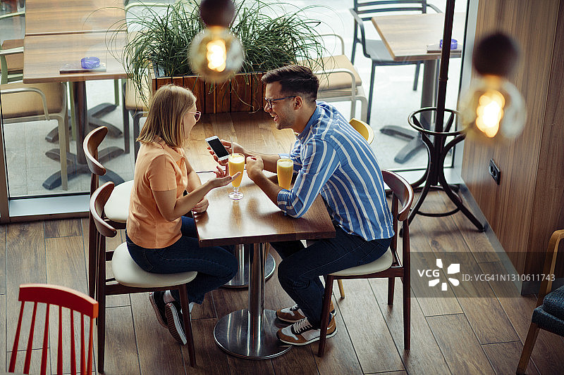 年轻白人情侣在咖啡馆约会图片素材