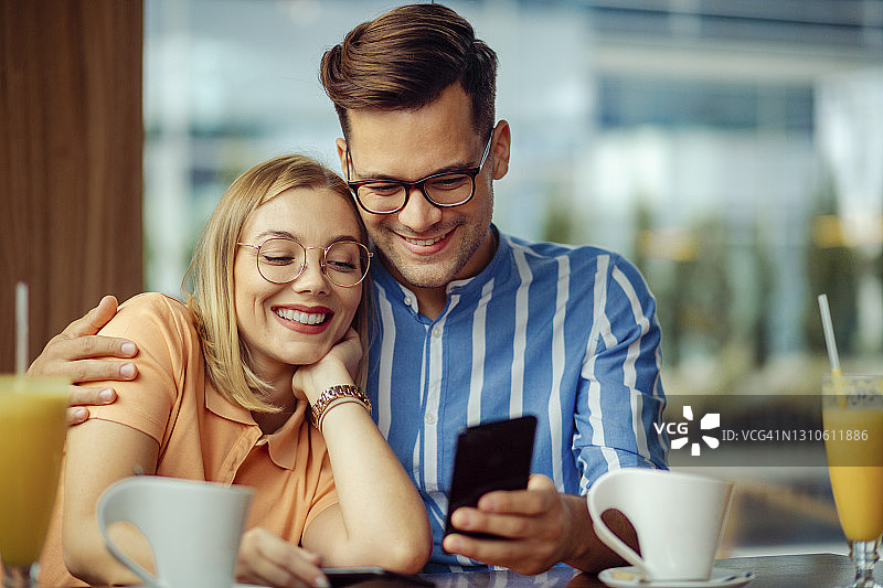 年轻白人情侣在咖啡店约会图片素材