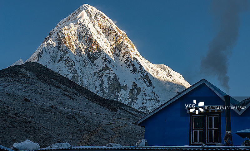 黎明时分的普莫里峰（7145米）。普莫里峰是一座美丽的锥形山峰，横跨尼泊尔和西藏。图片素材