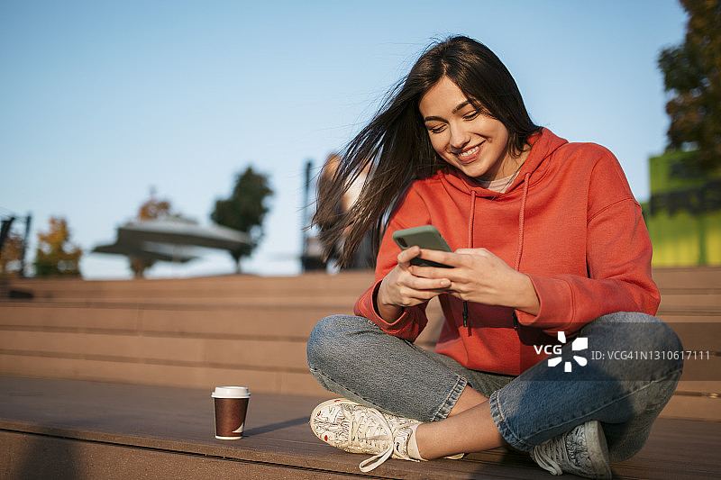 年轻白人女性使用智能手机图片素材