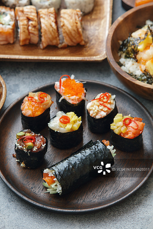 军舰寿司套餐和手卷图片素材