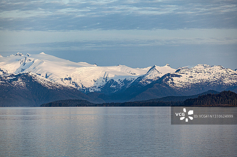 邮轮驶近朱诺的雪山山脉图片素材