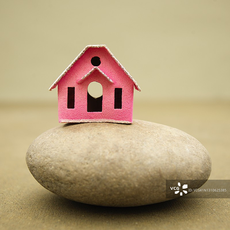 岩石上的小屋图片素材