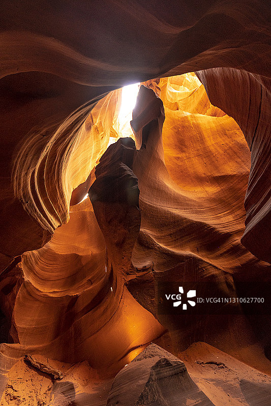 美国亚利桑那州羚羊峡谷的红色和紫色洞穴，竖版照片图片素材