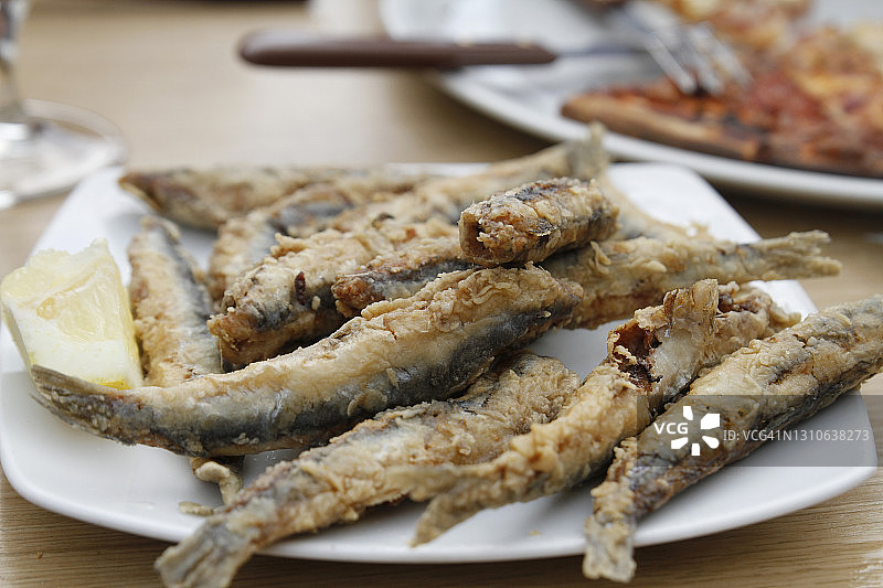 盘中的炸凤尾鱼，西班牙小吃图片素材