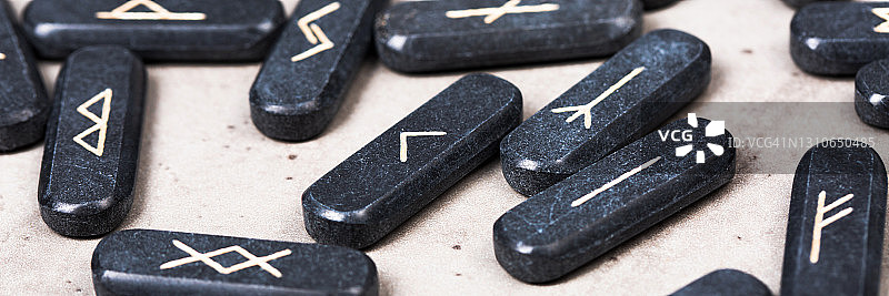 灰色背景的石头符文Web Banner：魔法仪式概念图片素材