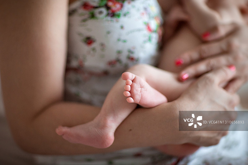 妈妈温柔地抱着宝宝的摄影素材图片素材