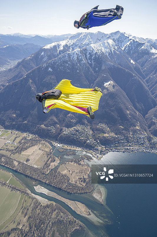 翼装飞行员翱翔于瑞士山景之上图片素材
