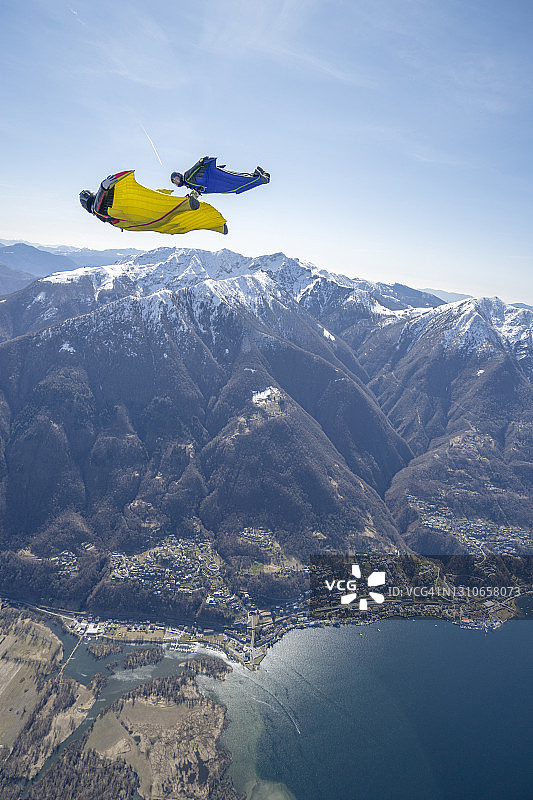 翼装飞行员翱翔于瑞士山景之上图片素材