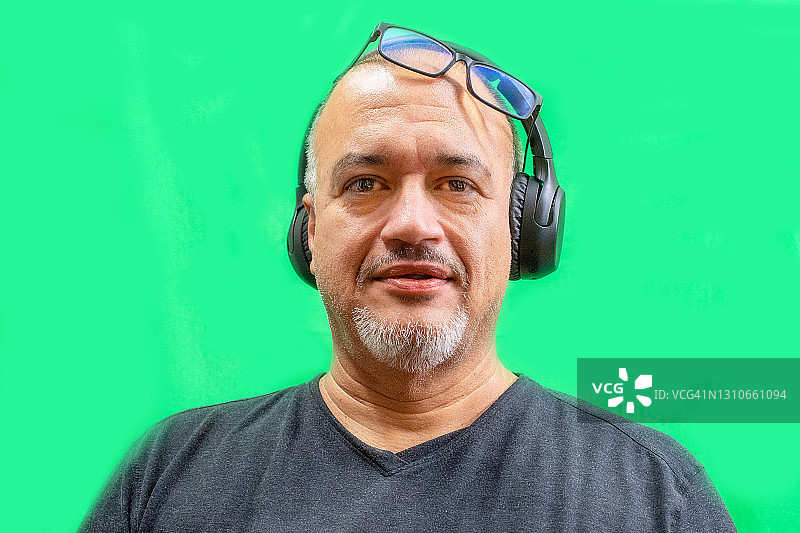 工作的西班牙裔男子肖像图片素材