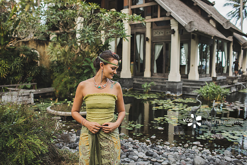 身穿巴厘岛传统服装和纱笼的幸福新娘，在巴厘岛举办多元文化婚礼图片素材