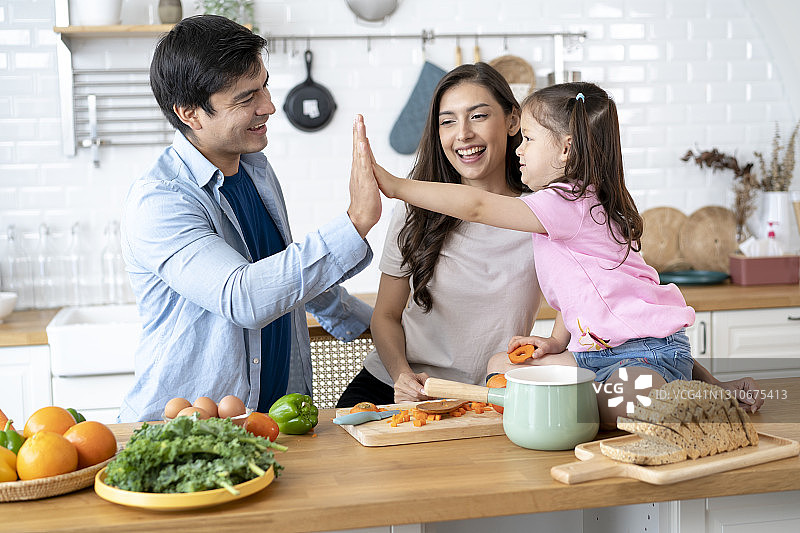 家人在家一起准备食物图片素材