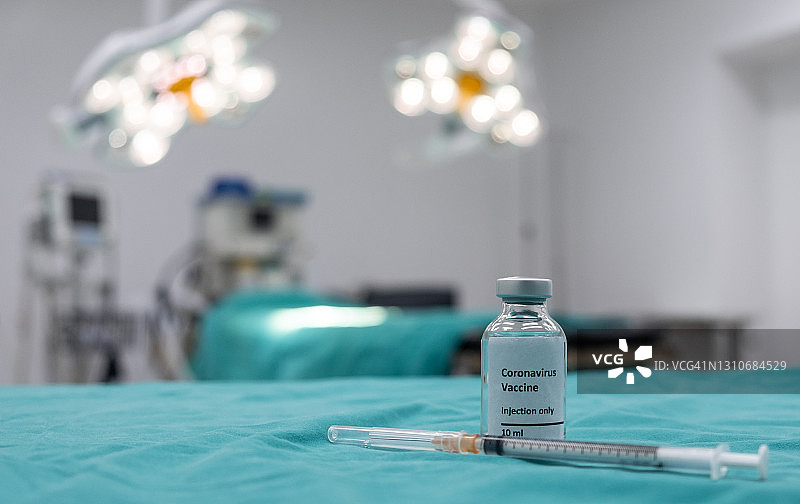 医院手术室内的COVID-19疫苗瓶和注射器图片素材