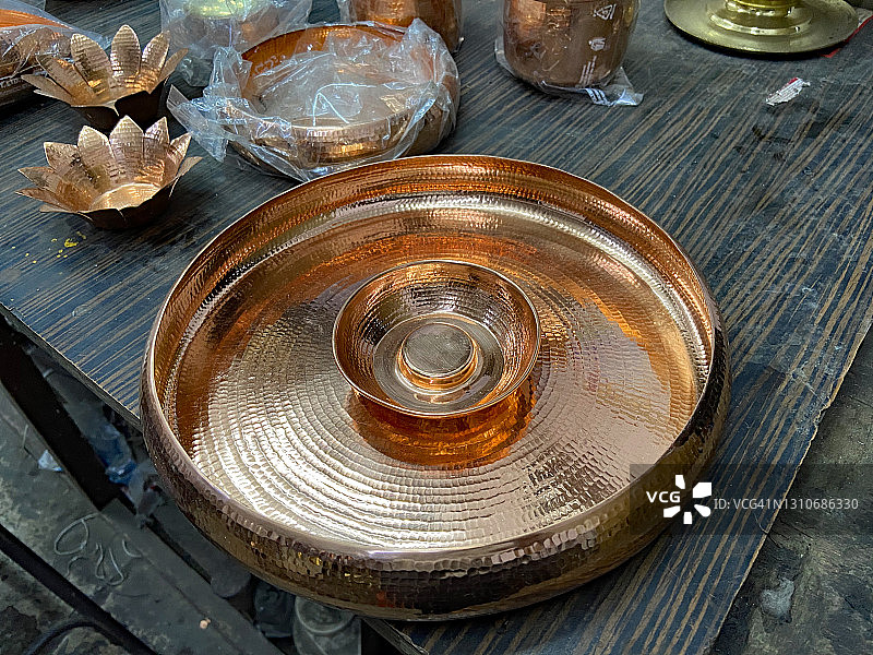 浦那铜匠制作的铜制品图片素材