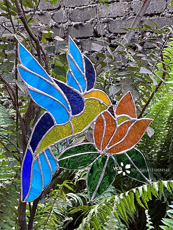 彩色玻璃翠鸟图片素材