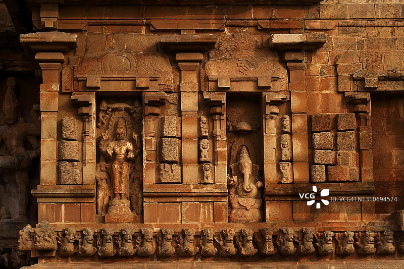 布拉哈迪斯瓦拉神庙墙壁上的雕塑图片素材