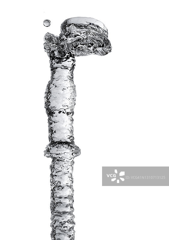 白色背景上的水柱，带有飞溅和水滴图片素材