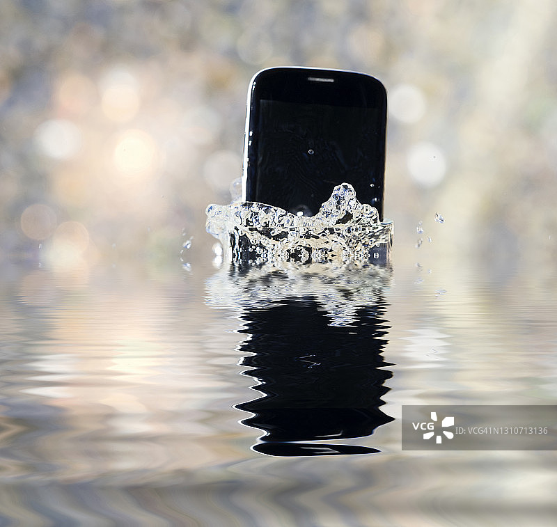 掉入水杯中的防水手机图片素材