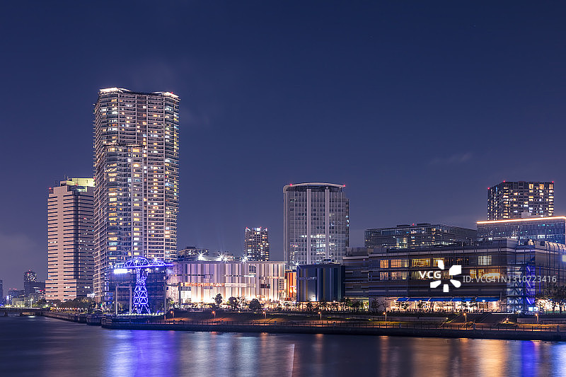 日本丰洲海滨地区夜间天际线图片素材