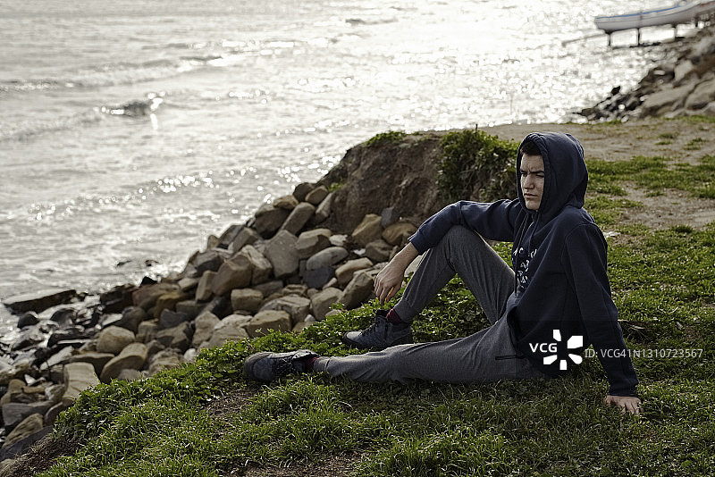 孤独不快乐的青少年男孩图片素材