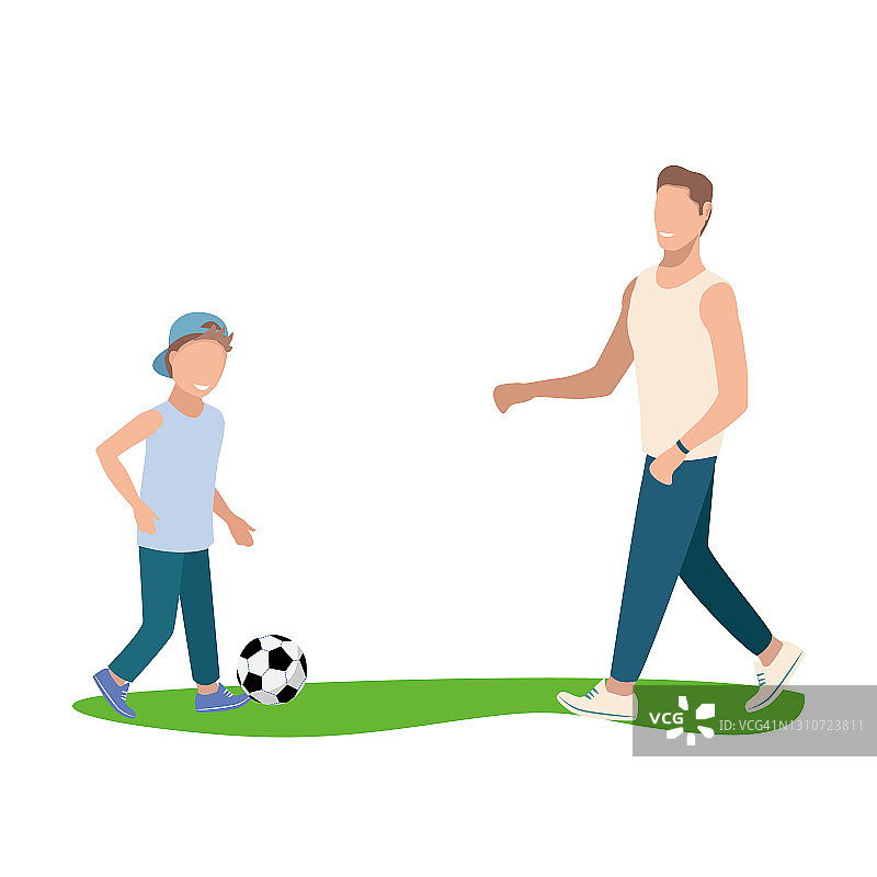 快乐的父亲和儿子一起踢足球图片素材