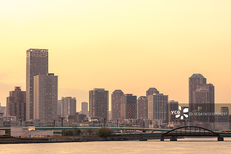 日本丰洲海滨地区的东京日落天际线图片素材