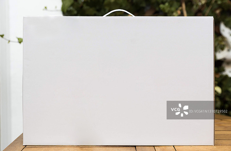 木桌上的白色手提箱图片素材